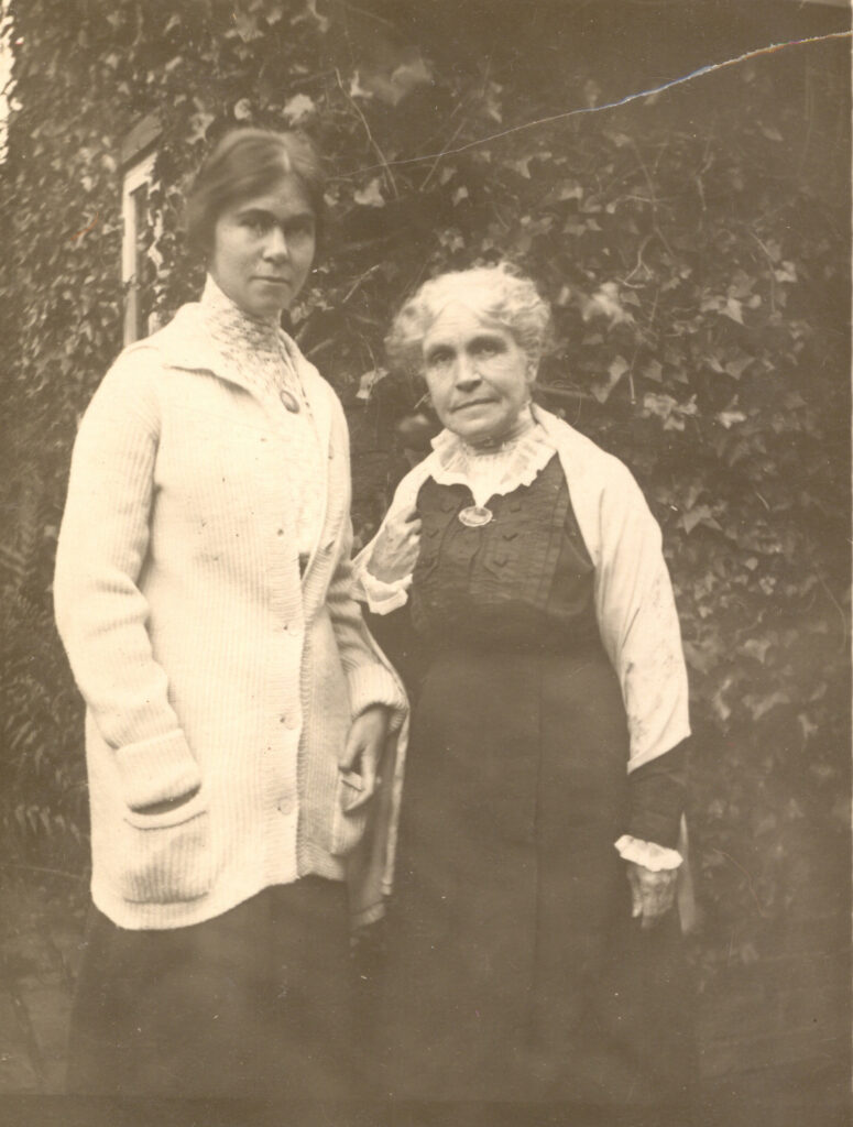 Hilda and Martha Belcher