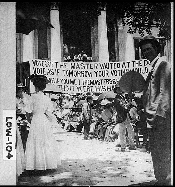 Black and white photograph of crowd gathered in Valdosta for 1907 prohibition vote